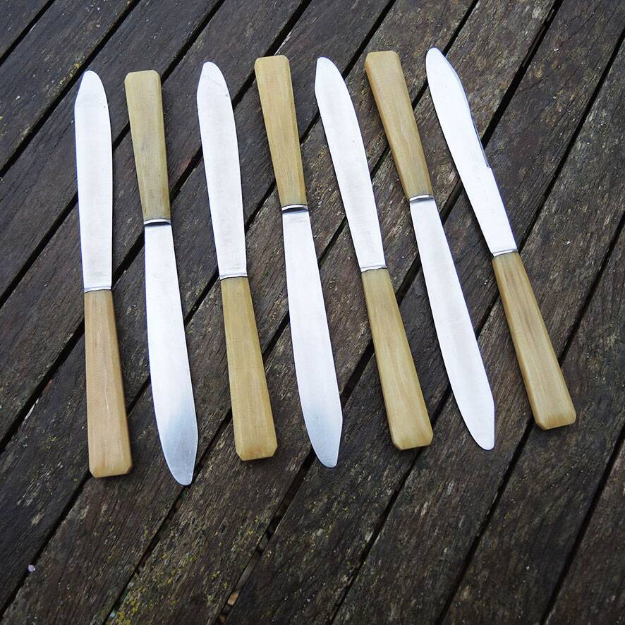 7 old stainless steel and horn knives St Joanis Arbost