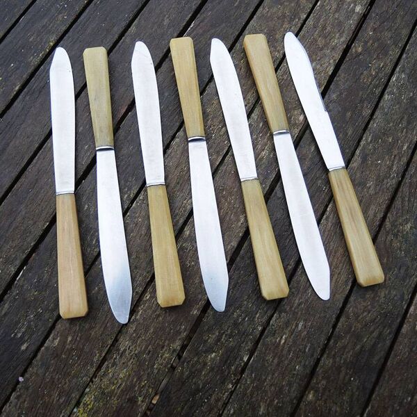 7 anciens couteaux en inox & corne St Joanis Arbost