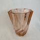 Vase en verre rose