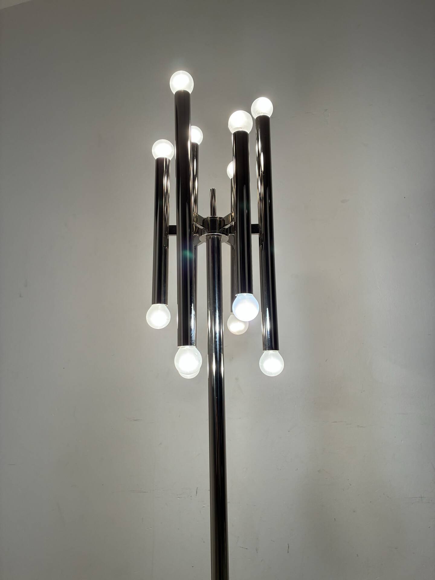 Lampe de sol vintage en chrome avec 12 lumières.