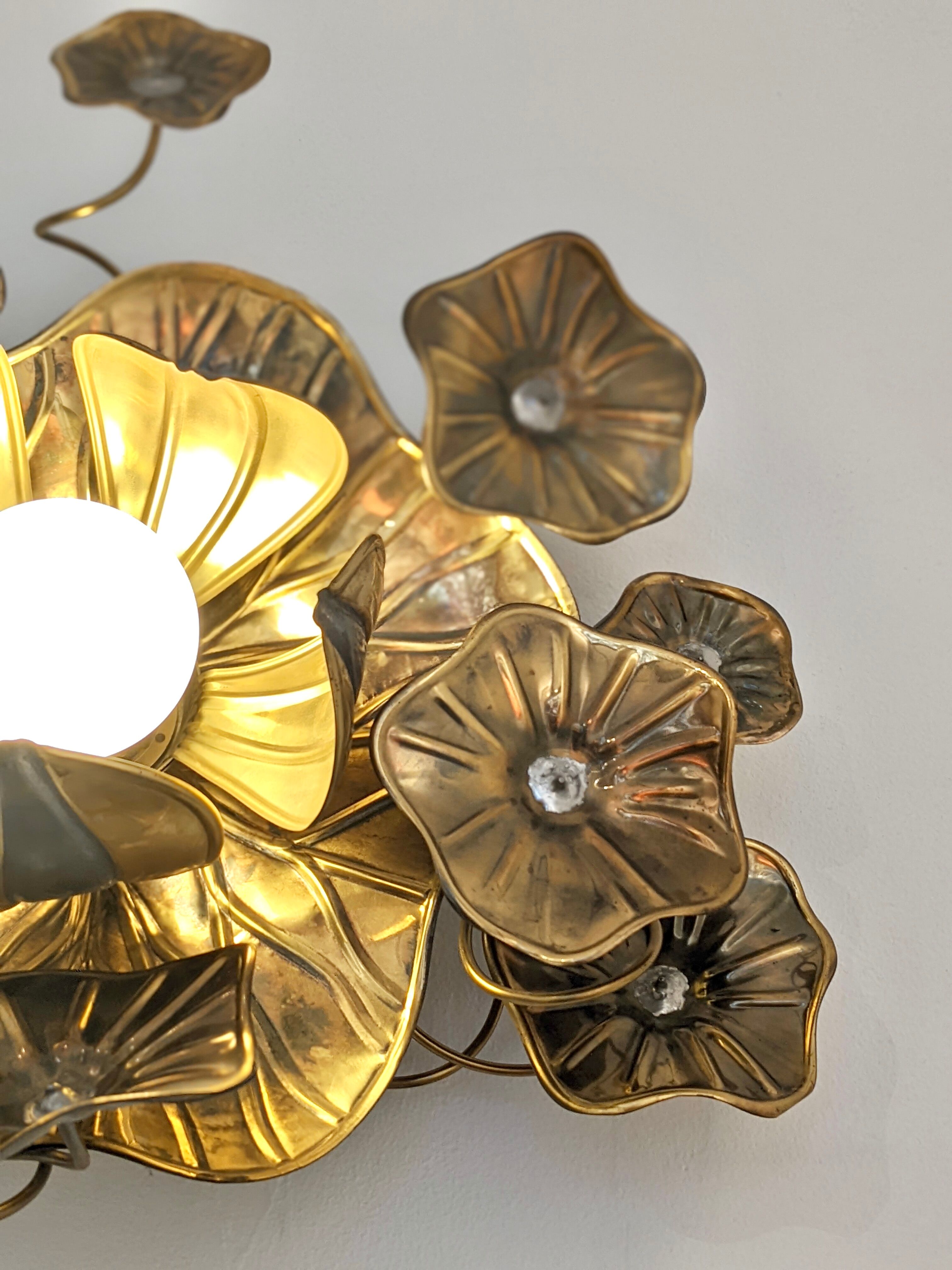 Flower-shaped wall lamp