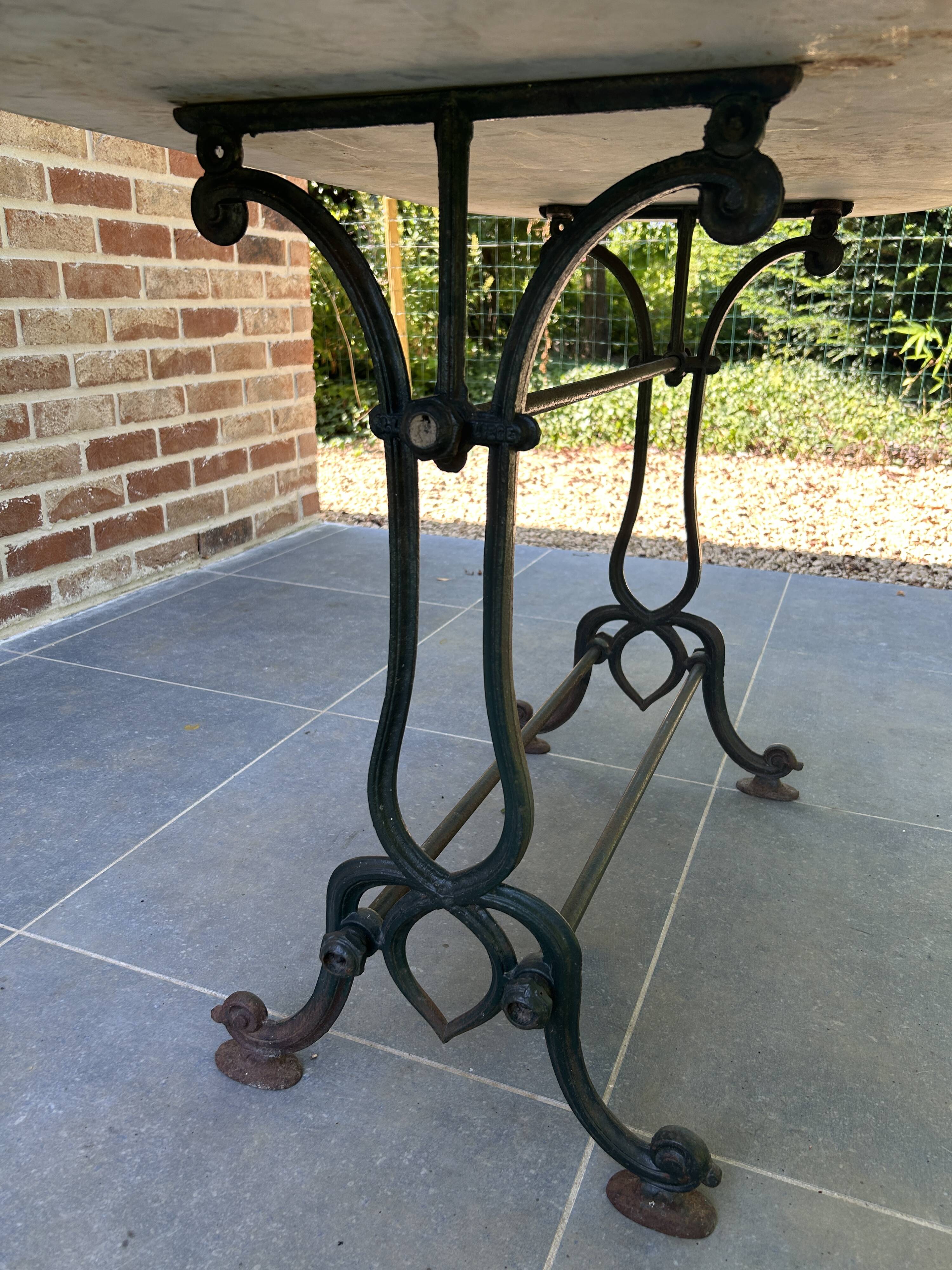Bistro table in cast iron and marble from the art nouveau period.