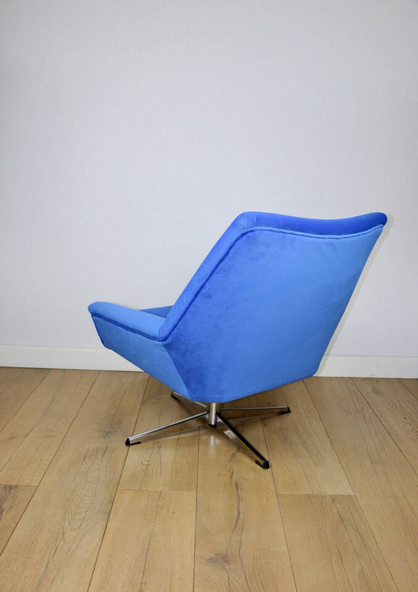 Vintage swivel armchair from DDR blue cornflower velvet from the Jade series