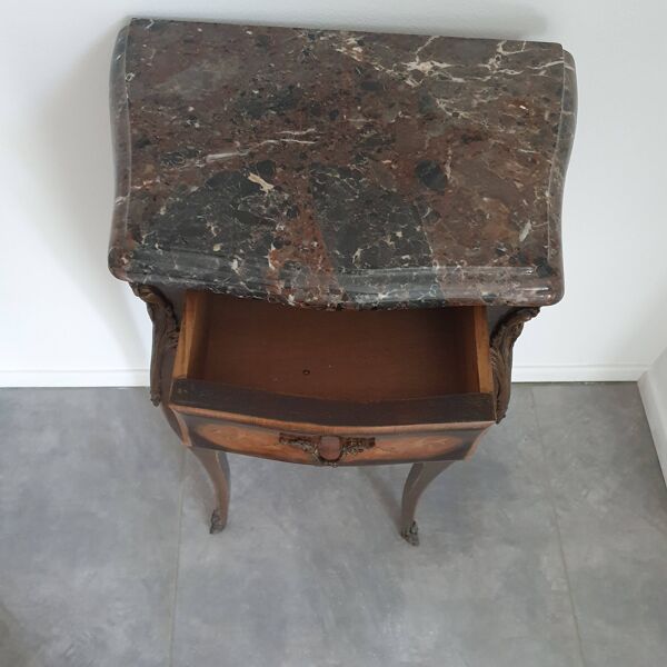 Chevet ancien marqueté, plateau en marbre