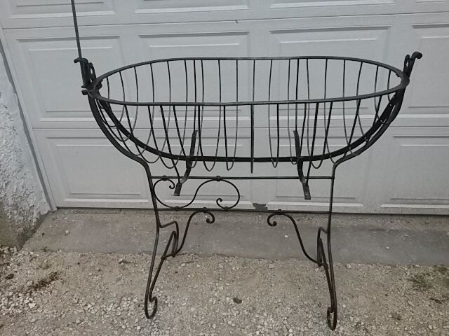 Former cradle in wrought iron