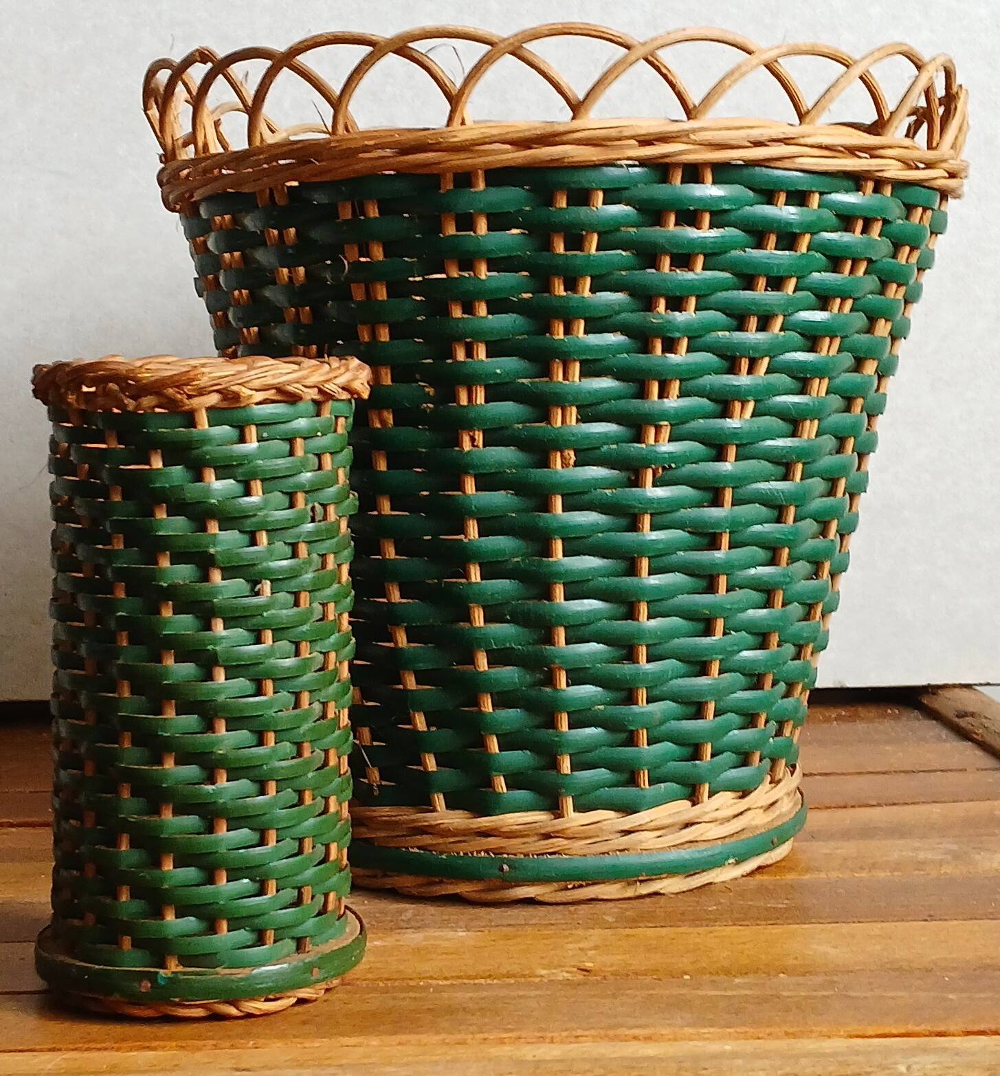 Cache-pot and its matching pencil holder in dyed woven rattan from the 1960s.