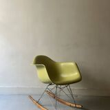 Rocking chair design Eames Plastic Armchair RE RAR, edition Vitra