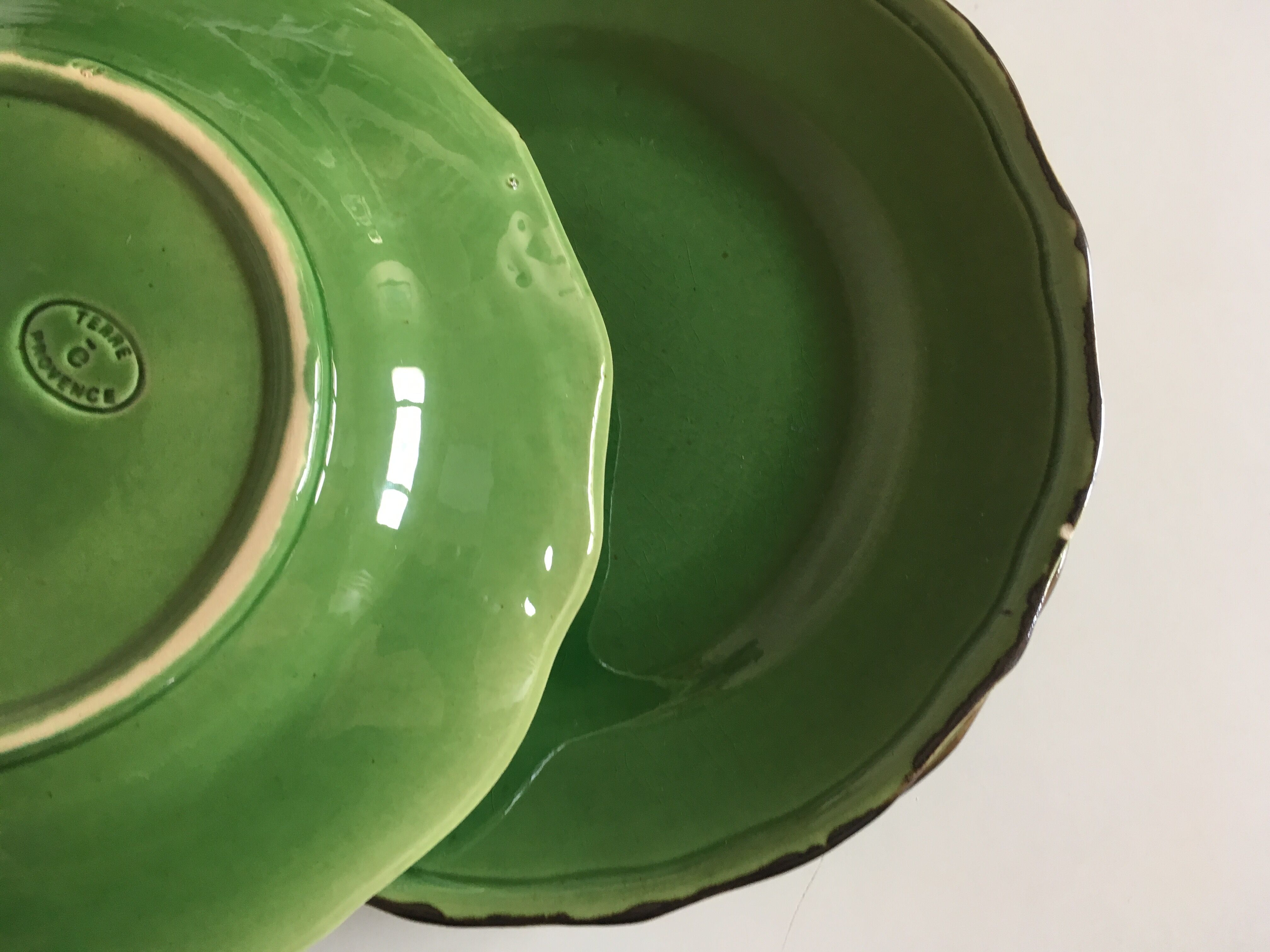 Set d'assiettes à godrons en terre émaillée vert Provence