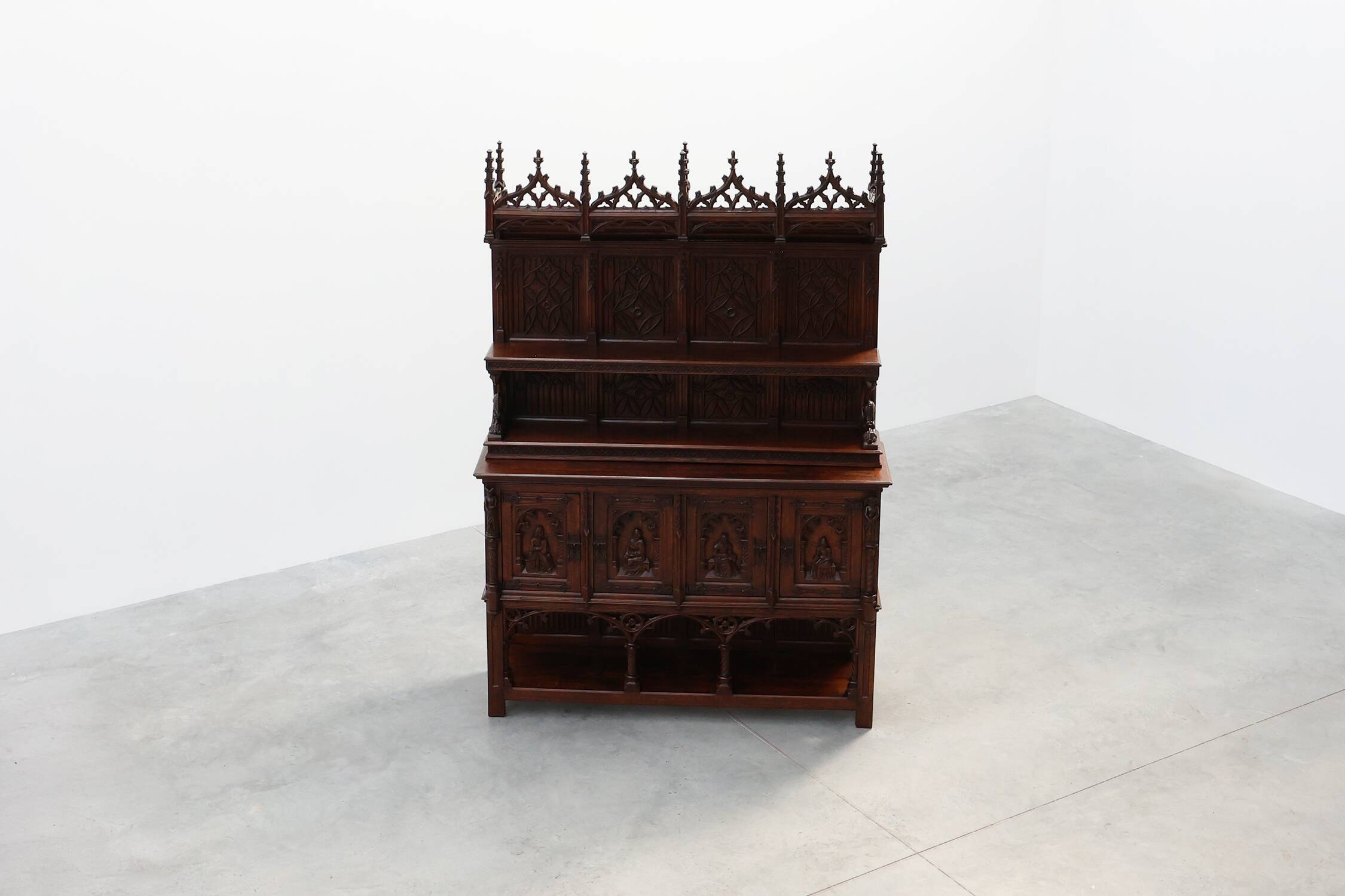 Rare grande armoire néogothique en chêne sculpté à la main du début du XIXe siècle