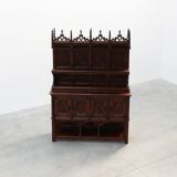 Rare grande armoire néogothique en chêne sculpté à la main du début du XIXe siècle
