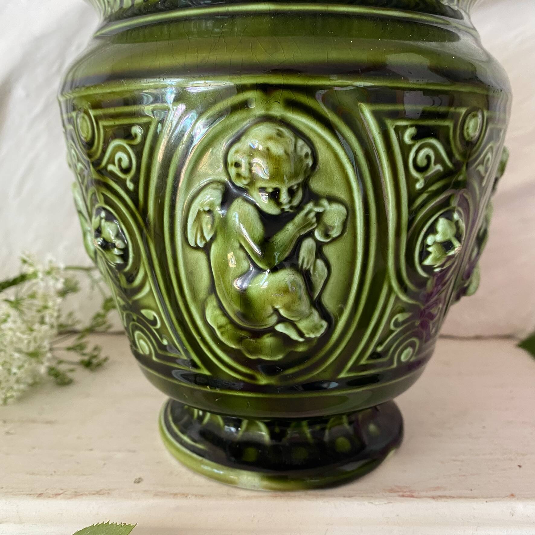 Planter pot in earthenware with cherubs