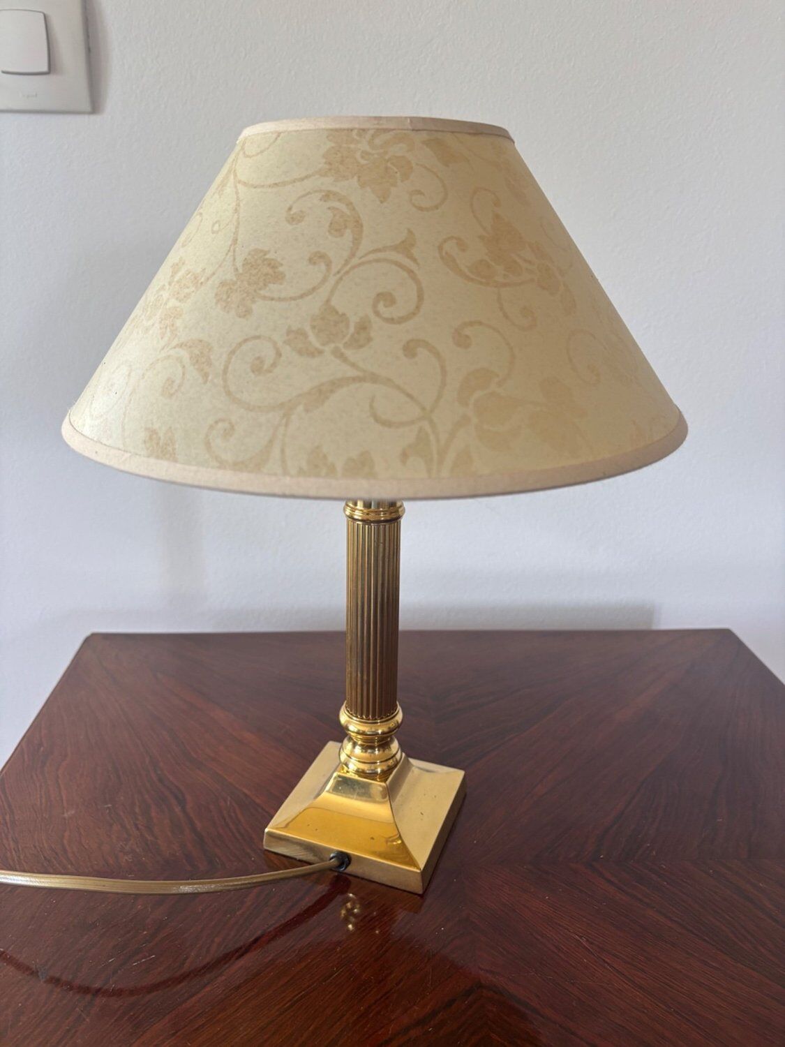 Empire bedside lamp in gilded fluted brass – Neoclassical style 1970