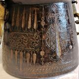 Cache pot ancien chaudron en cuivre gravé indo persan. xixème siècle.