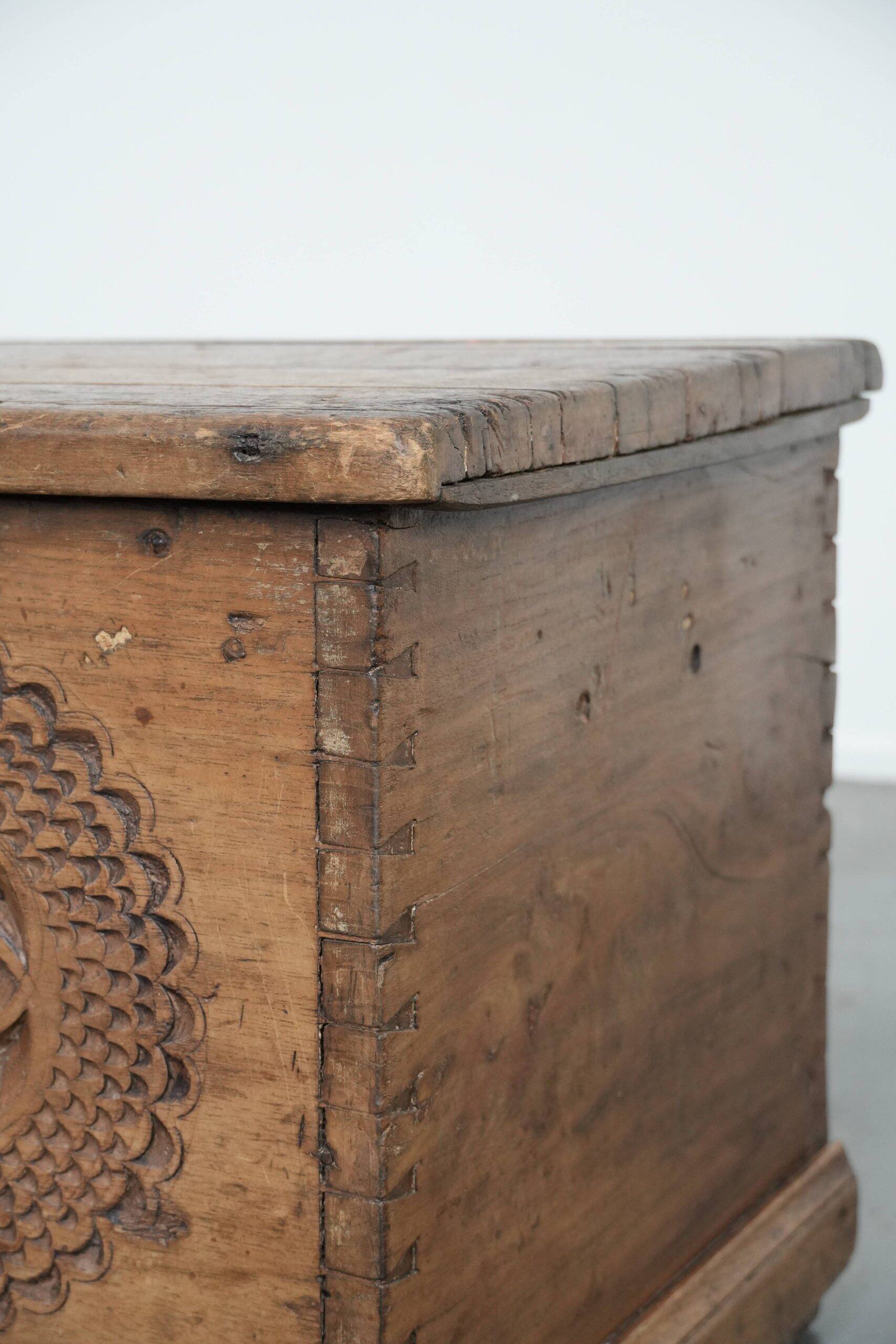 Magnifique coffre ancien espagnol en noyer, orné de superbes sculptures sur bois et d'une apparence pleine de caractère.