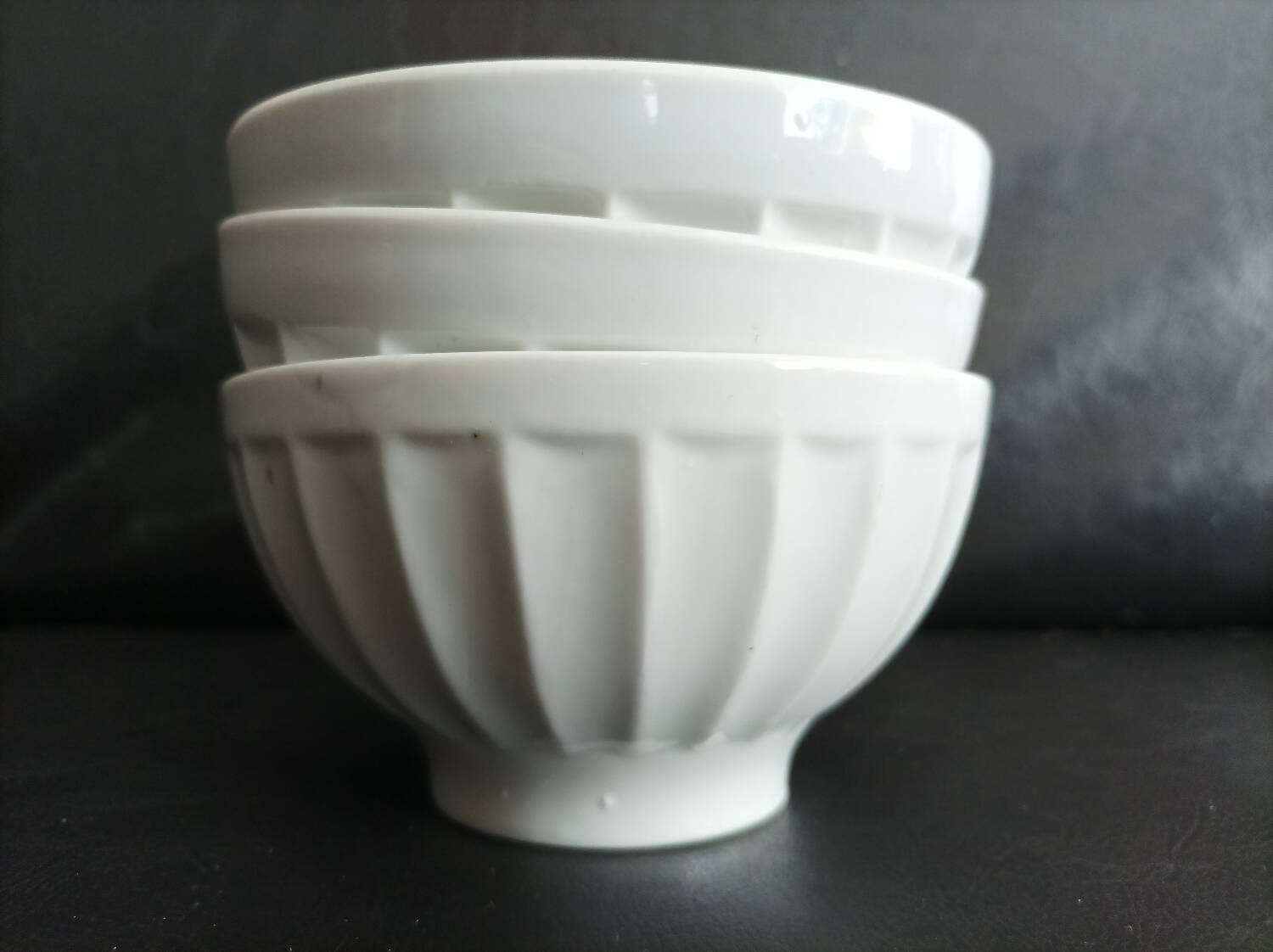 Set of 3 white ribbed bowls