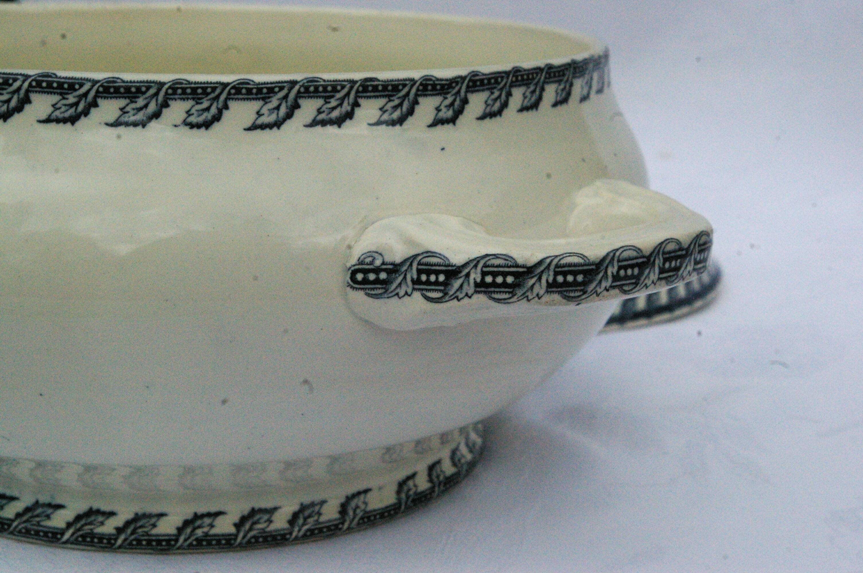 Ancienne soupière légumier faïence kg lunéville - monogramme p et décor rinceaux