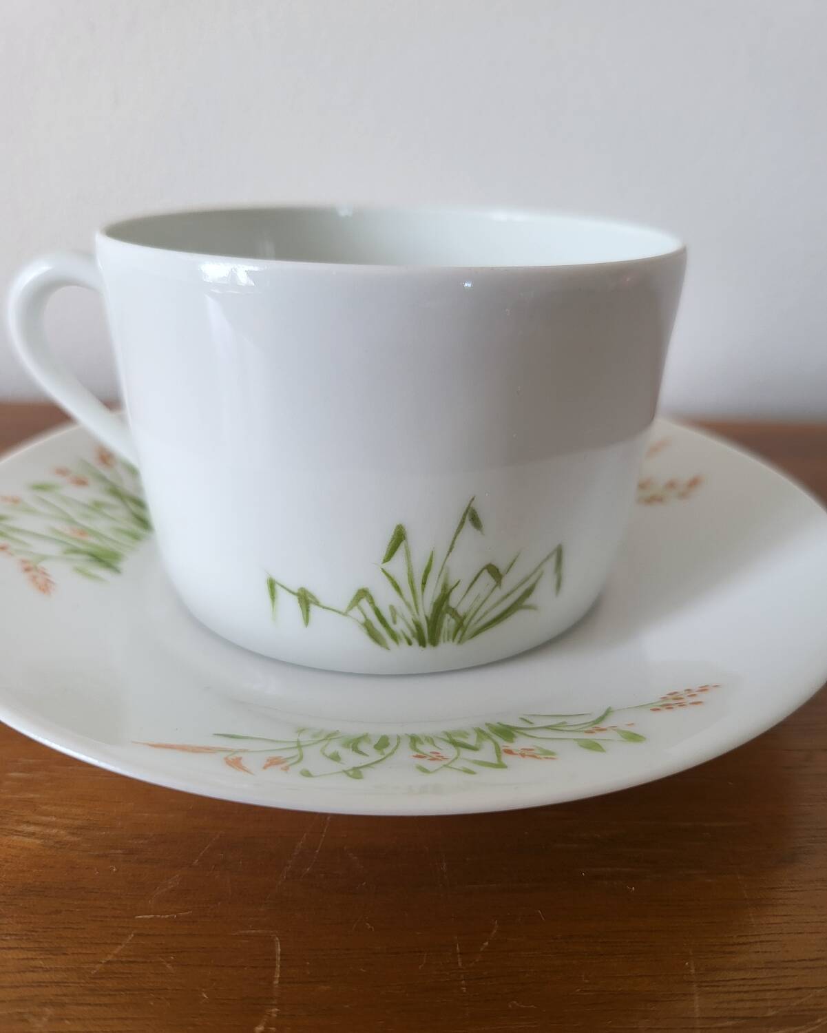 Tea cup and saucer in Limoges porcelain, Edith du Tertre design.