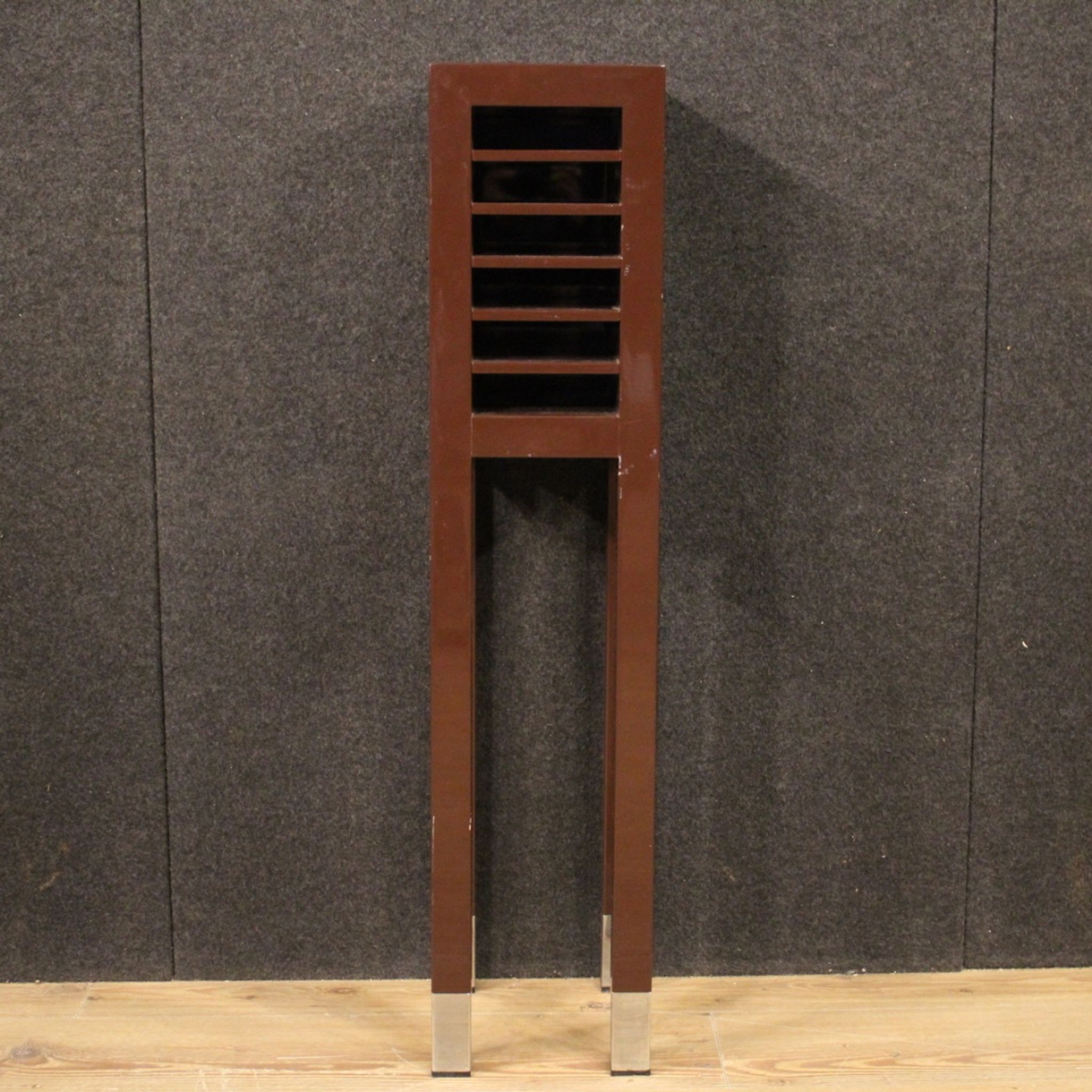 Table d’appoint en bois laqué