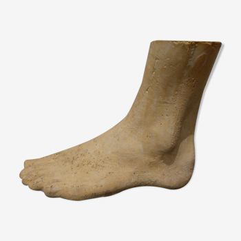Foot moulded into platre