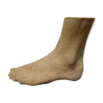Foot moulded into platre