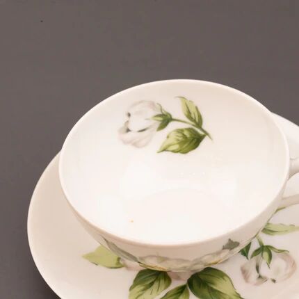 Service for 8 cups and saucers, rose hip porcelain from Paris, 1773 - 1970s.