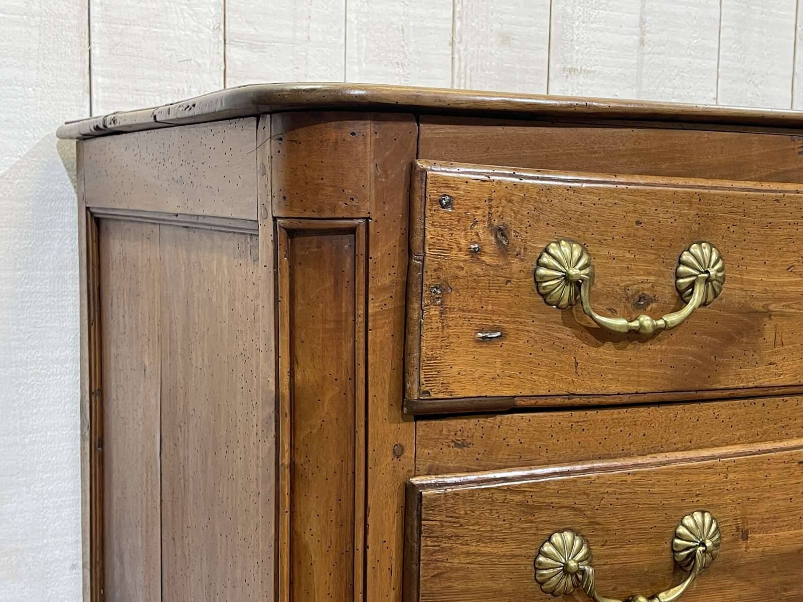 18th-century chest of drawers in walnut and fir