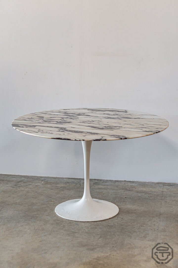 Eero Saarinen's Knoll tulip table