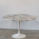 Eero Saarinen's Knoll tulip table