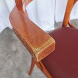 Fauteuil vintage en bois courbé : chaise de pub irlandaise en similicuir rouge des années 1970