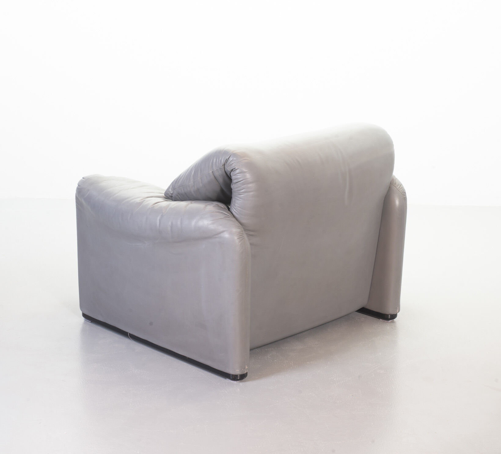 Cassina Lounge Chair 'Maralunga' by Vico Magistretti in Grey Leather 1970s