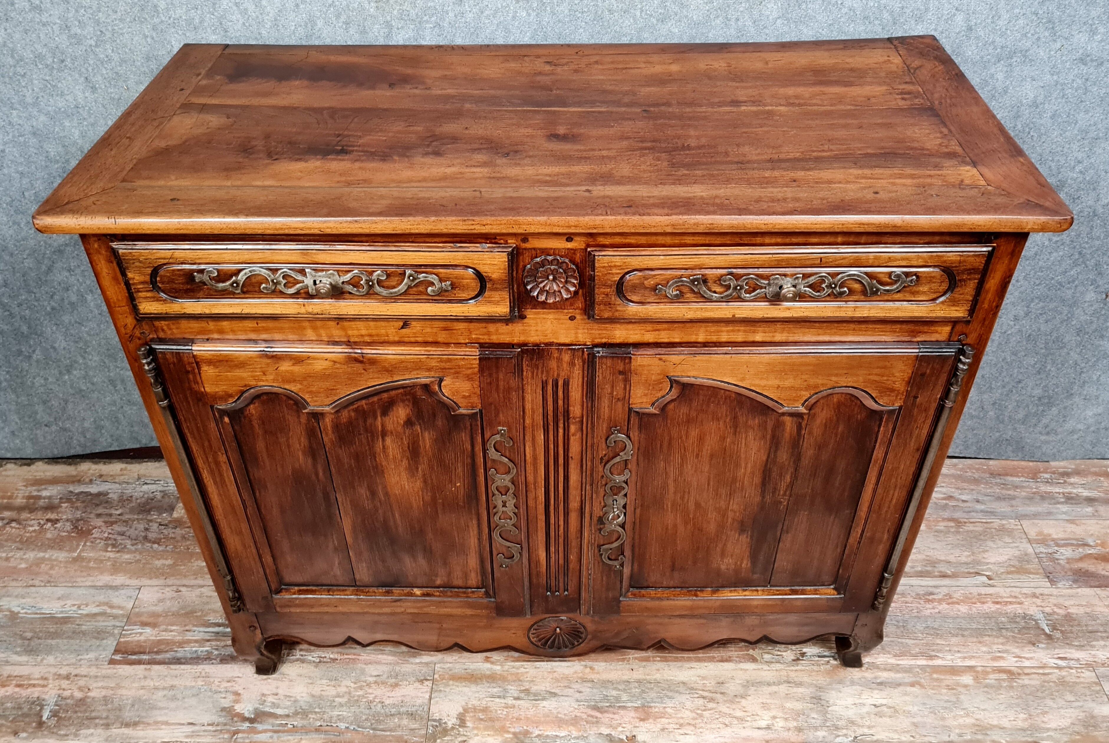 Louis XV period buffet in solid walnut around 1750