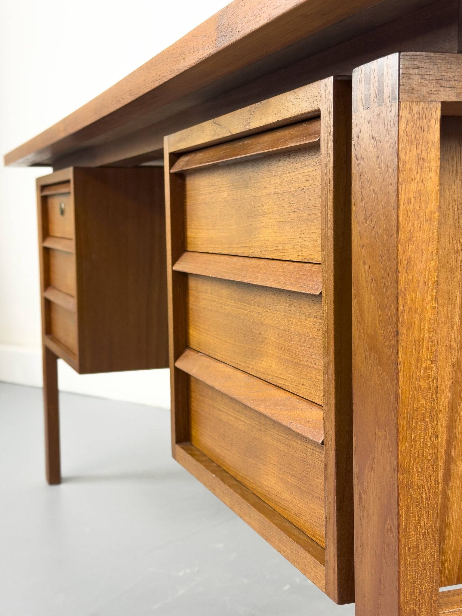 Mid-century teak desk by Svend Åge Madsen for Sigurd Hansen, 1960s.