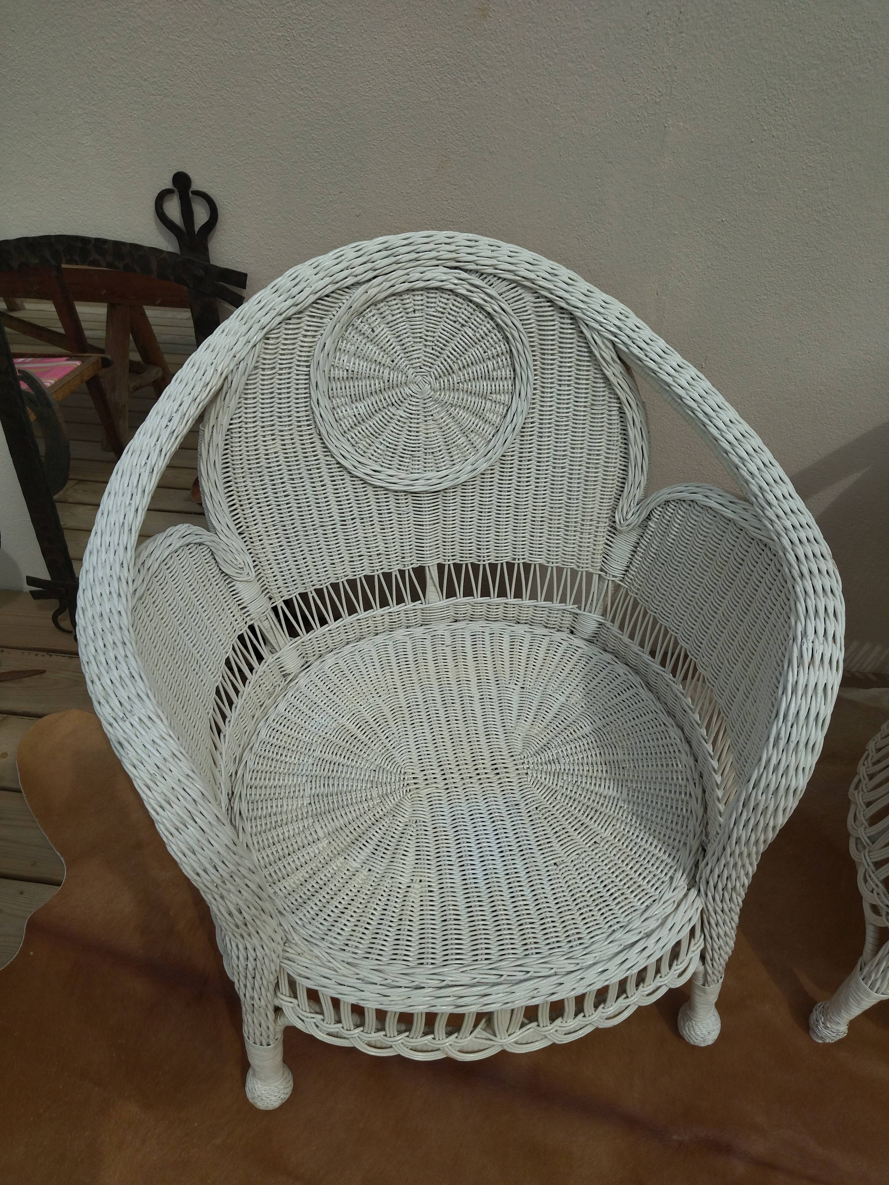 Paire de fauteuils blancs en rotin