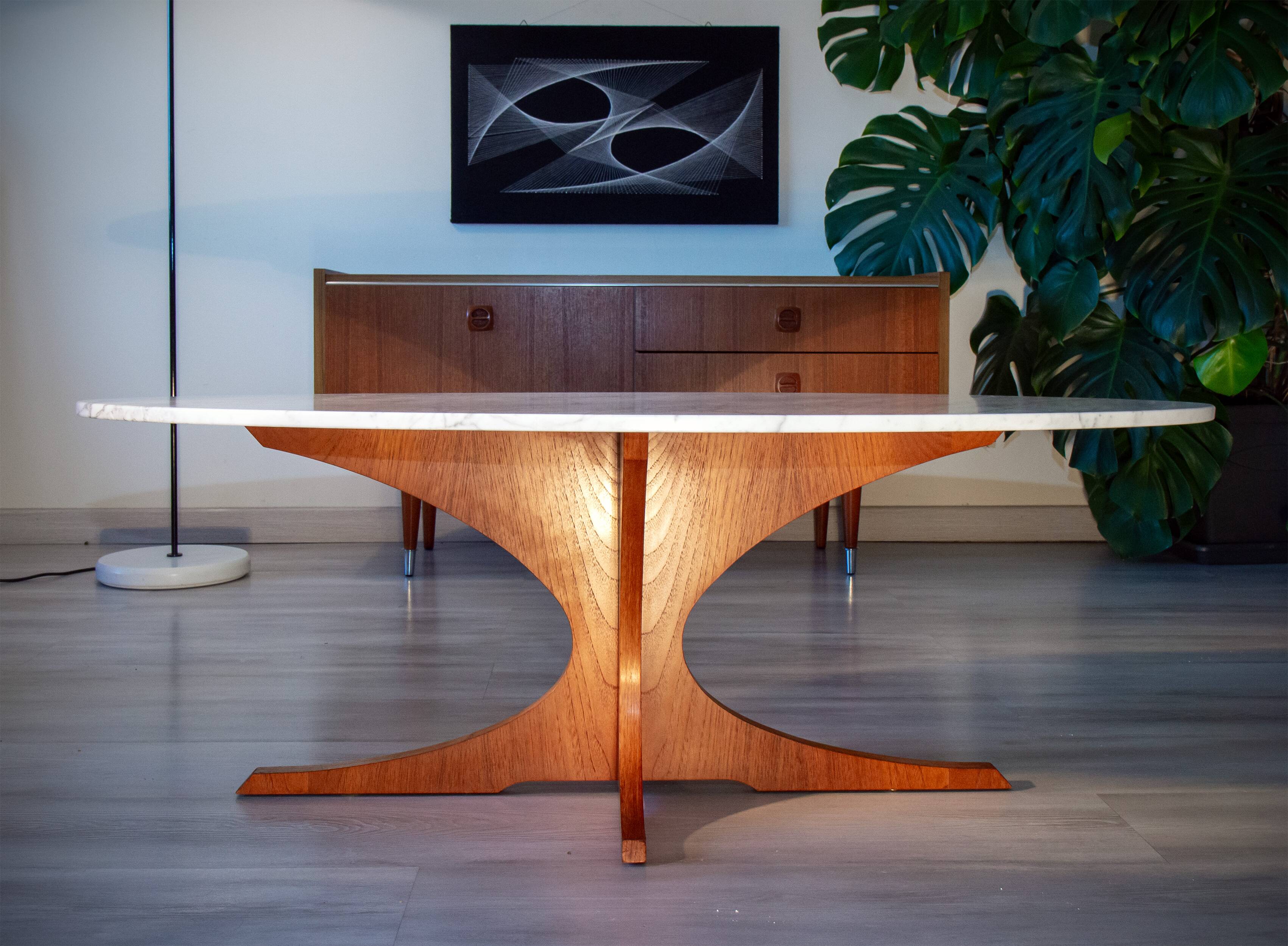 Table basse Hugues Poignant, teck et marbre, 1950-60