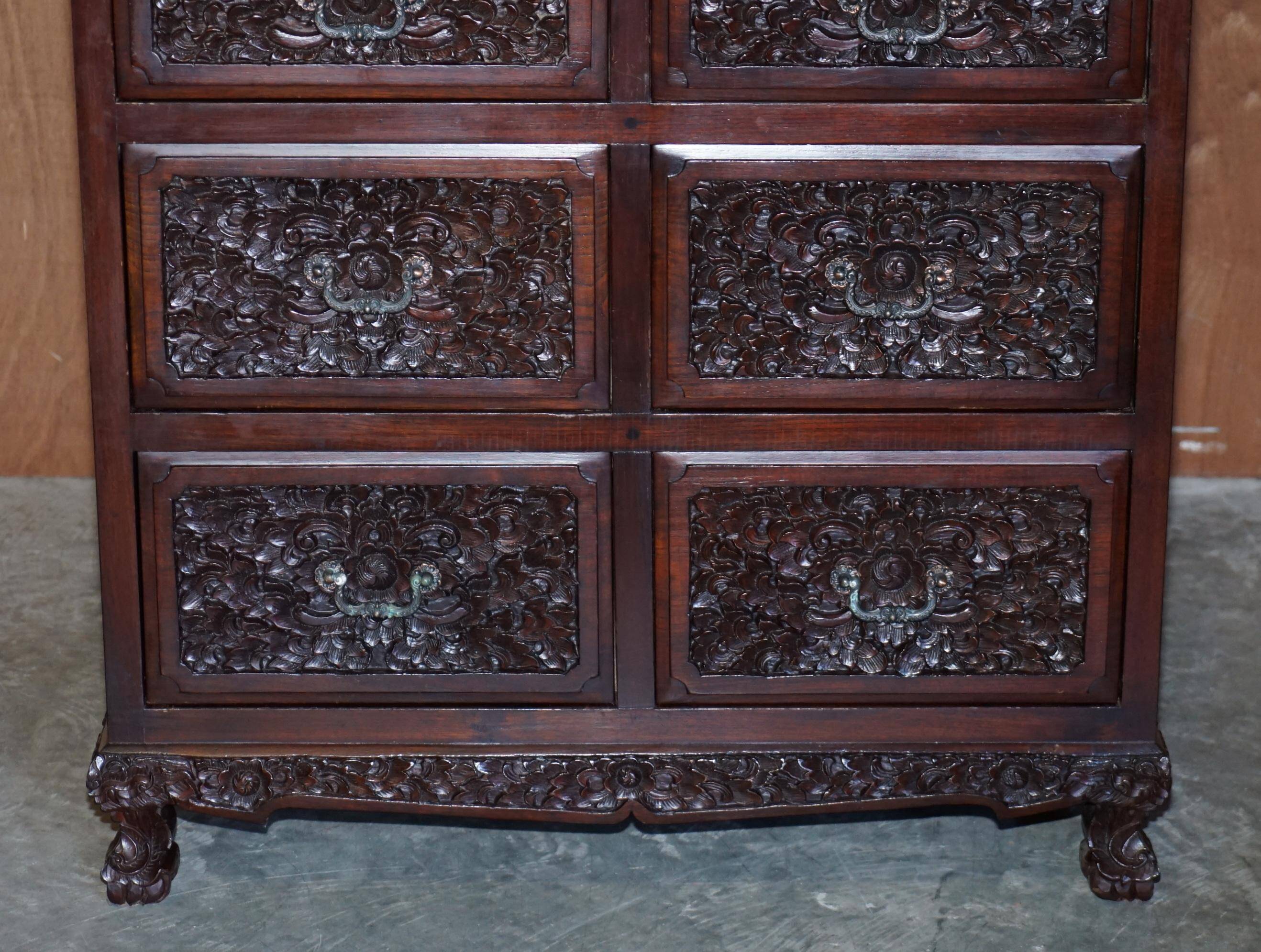 Paire de commodes vintage en bois dur sculpté
