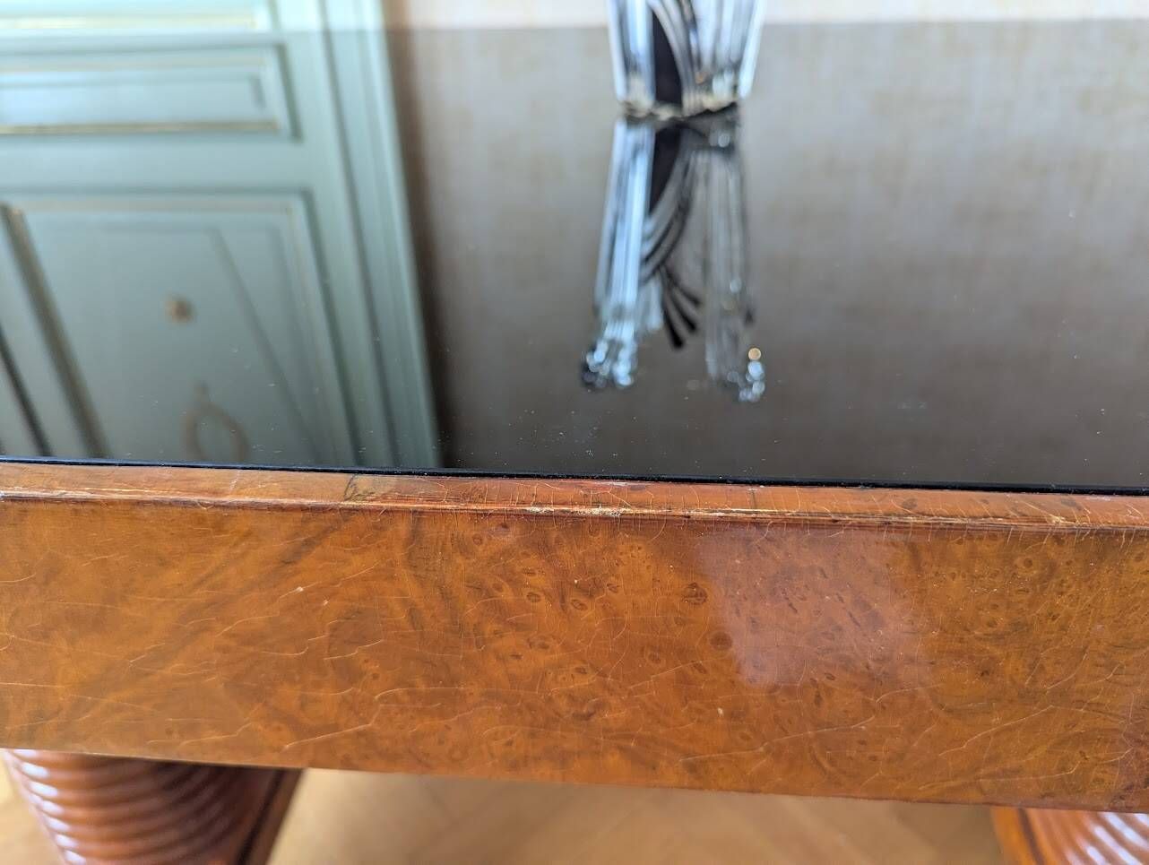 Art Deco table in walnut burl