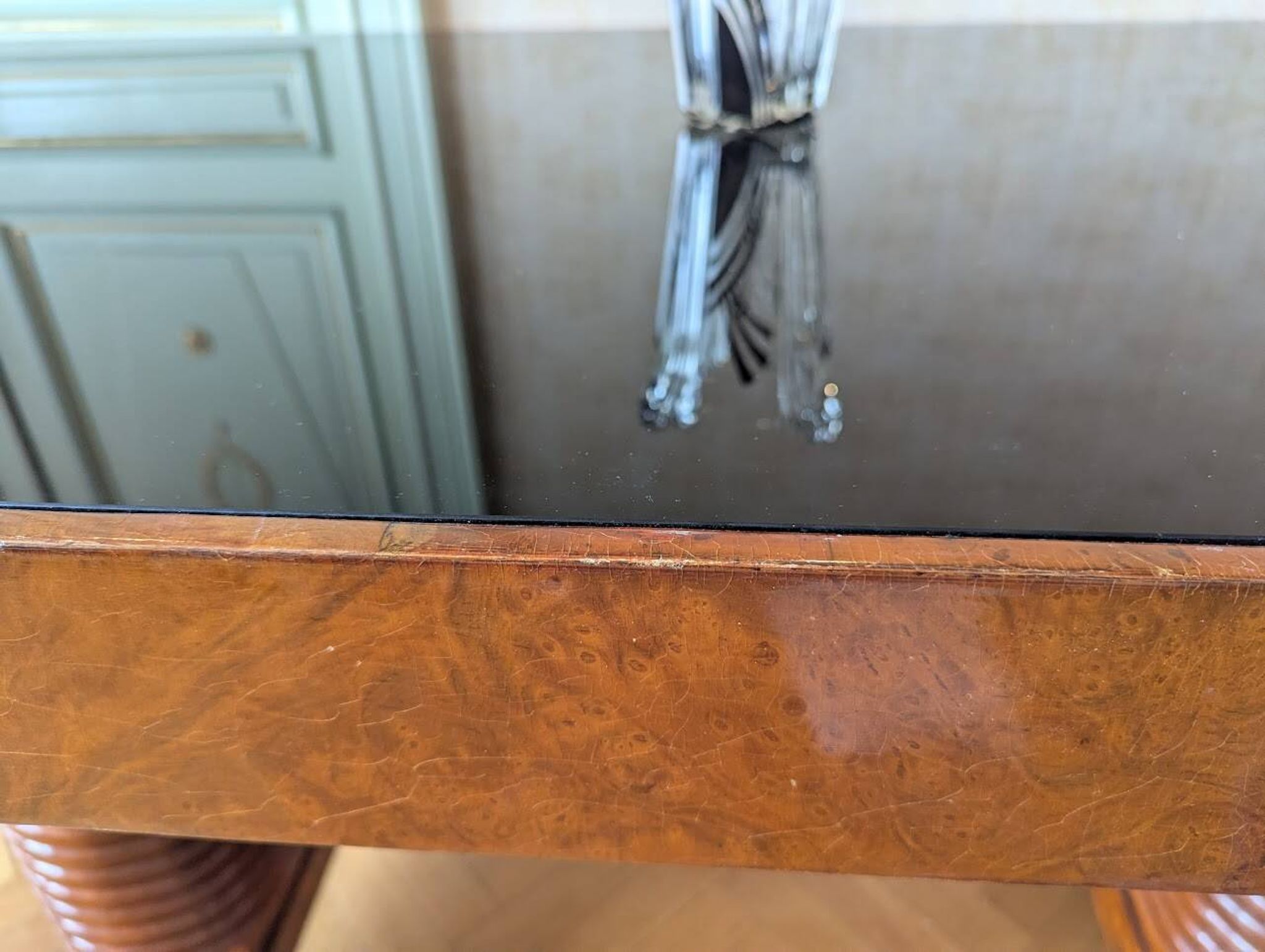 Table Art Déco en loupe de noyer