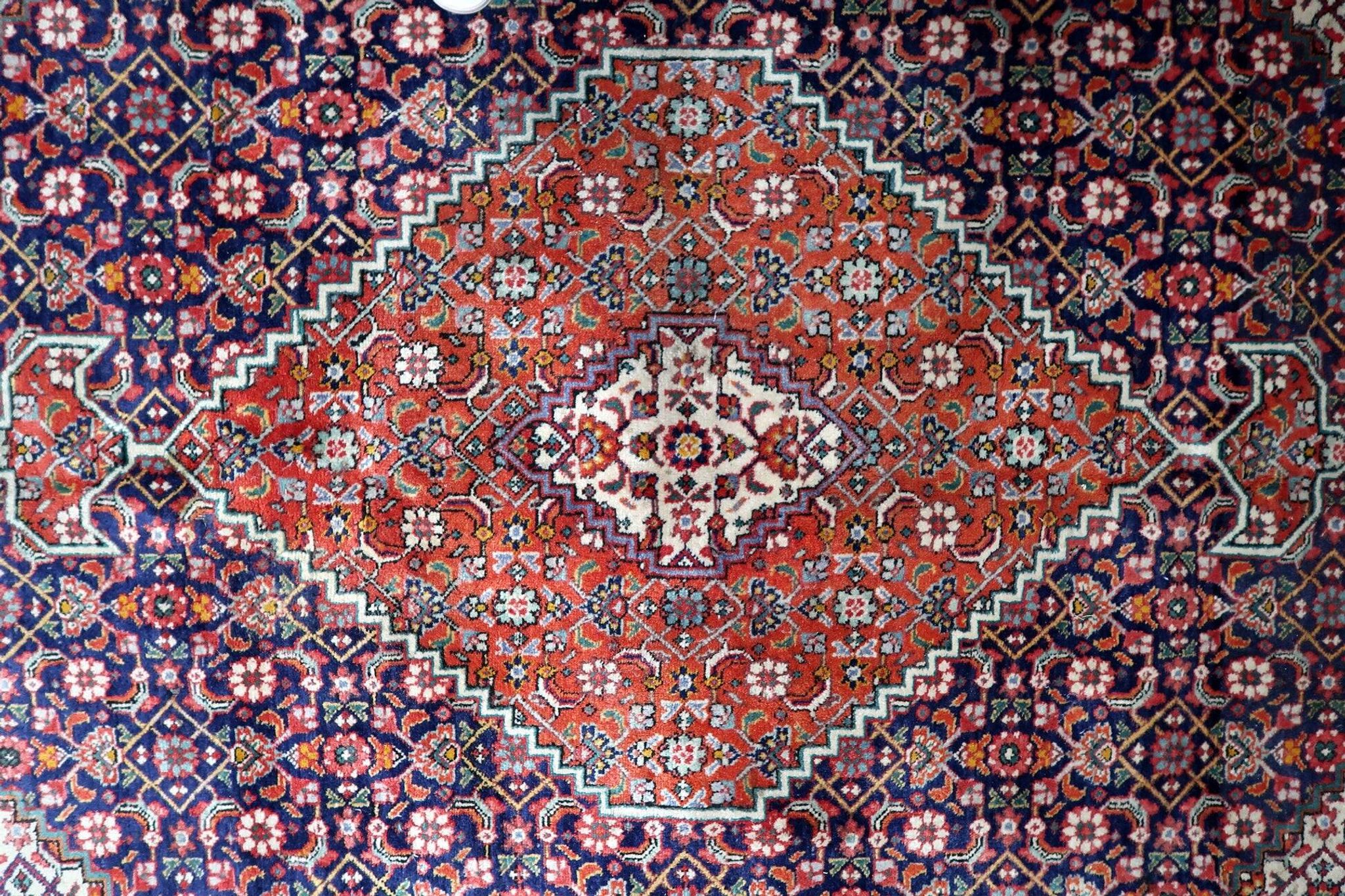Tapis médaillon en laine vintage des années 1940, rouge et marine, 206 × 320 cm