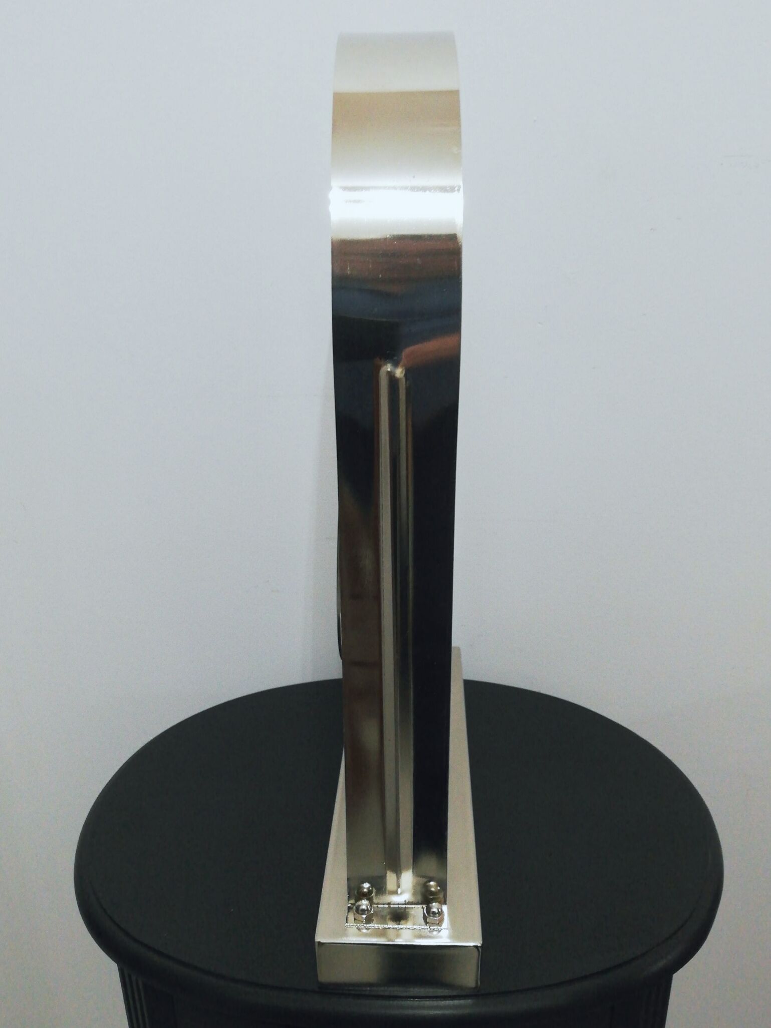 Hanging clock to pose 80s