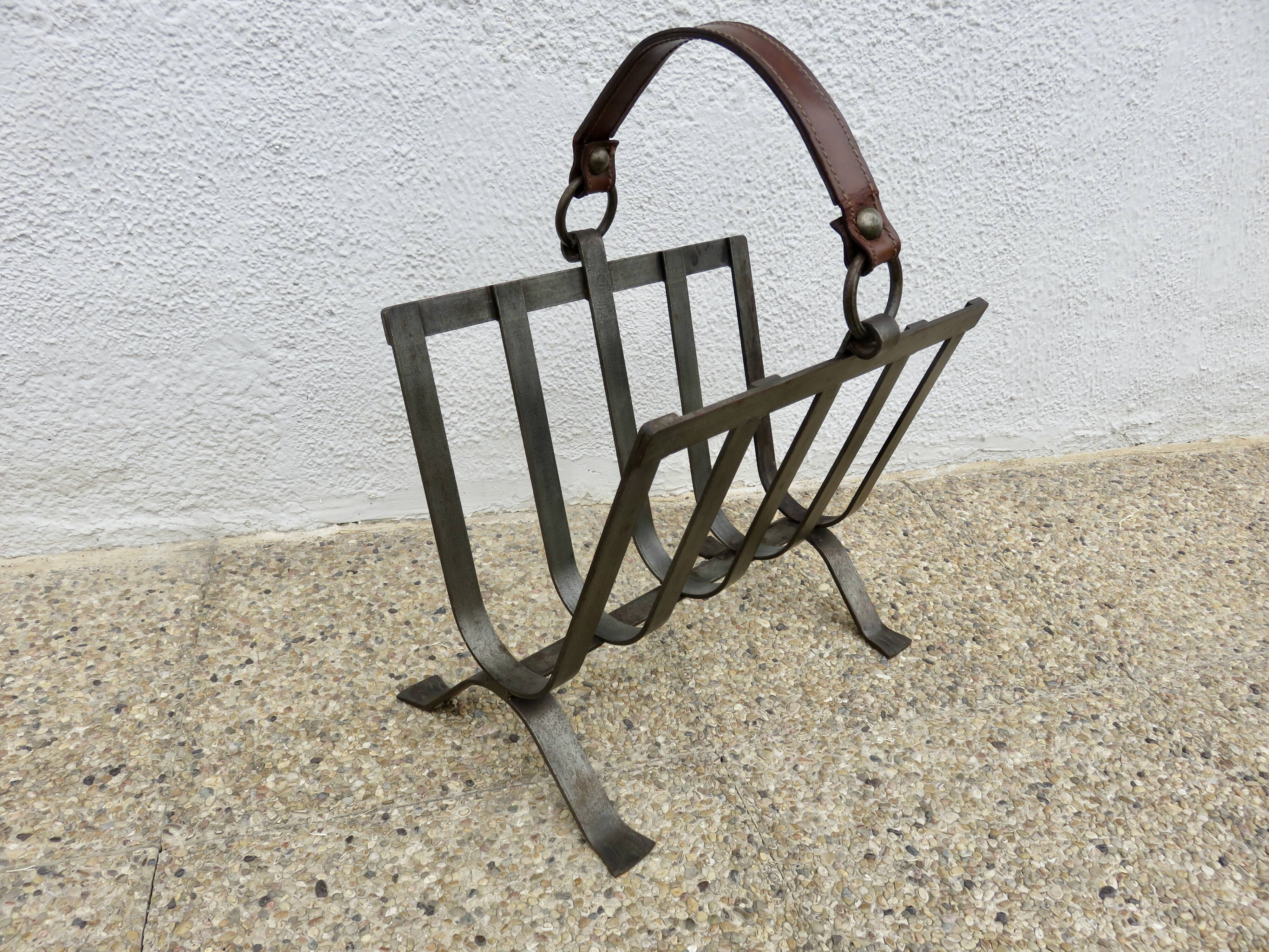 Porte revue en acier brut et cuir, dans le style de Jacques Adnet