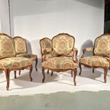 Salon de style Louis XV comprenant une paire de fauteuils et trois chaises