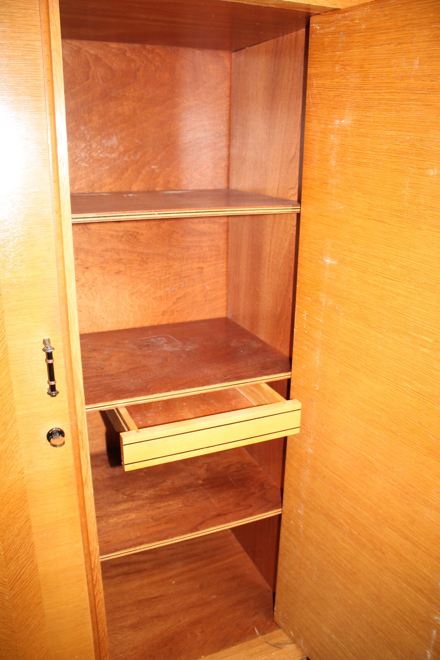 Armoire vintage