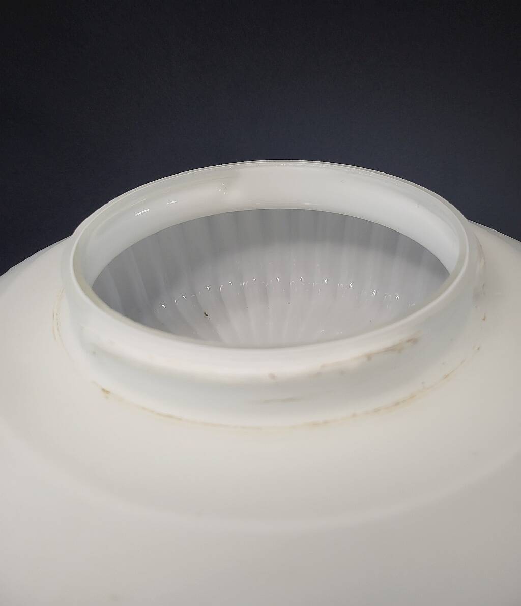 Plafonnier en verre blanc mat nervuré