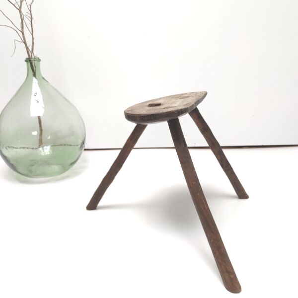 Tabouret tripode brutaliste bois massif demi rond