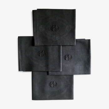 Lot de quatre serviettes anciennes damassées teintées en noir