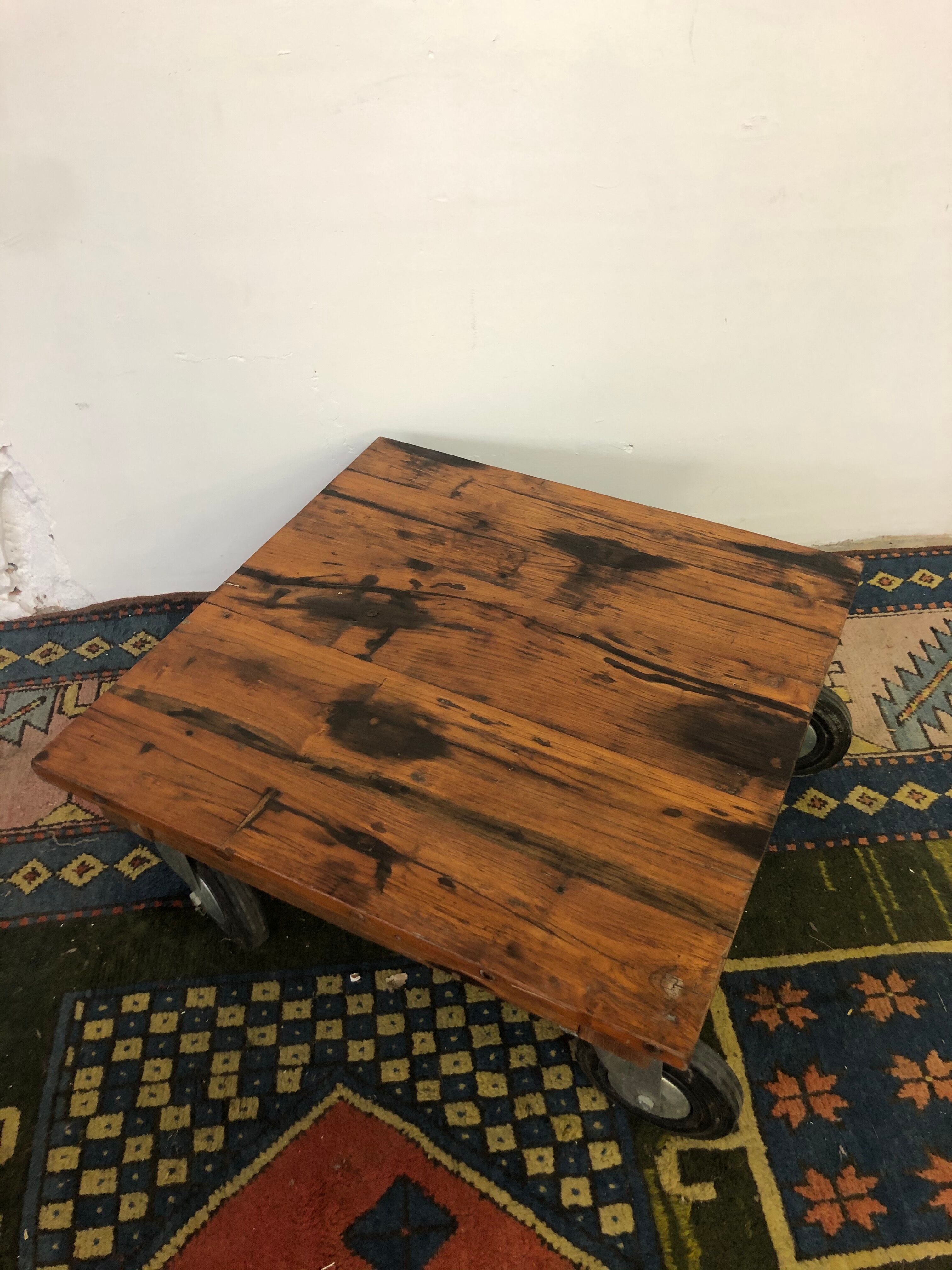 Table basse industrielle sur roues