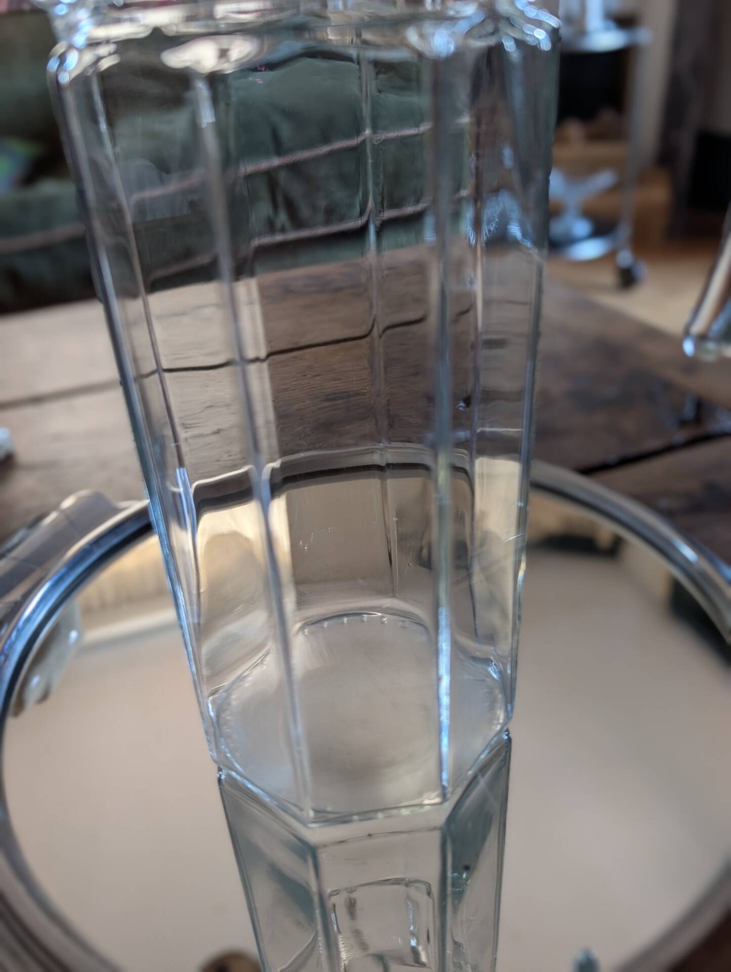 Grand pichet octogonal en verre épais 70's