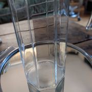 Grand pichet octogonal en verre épais 70's