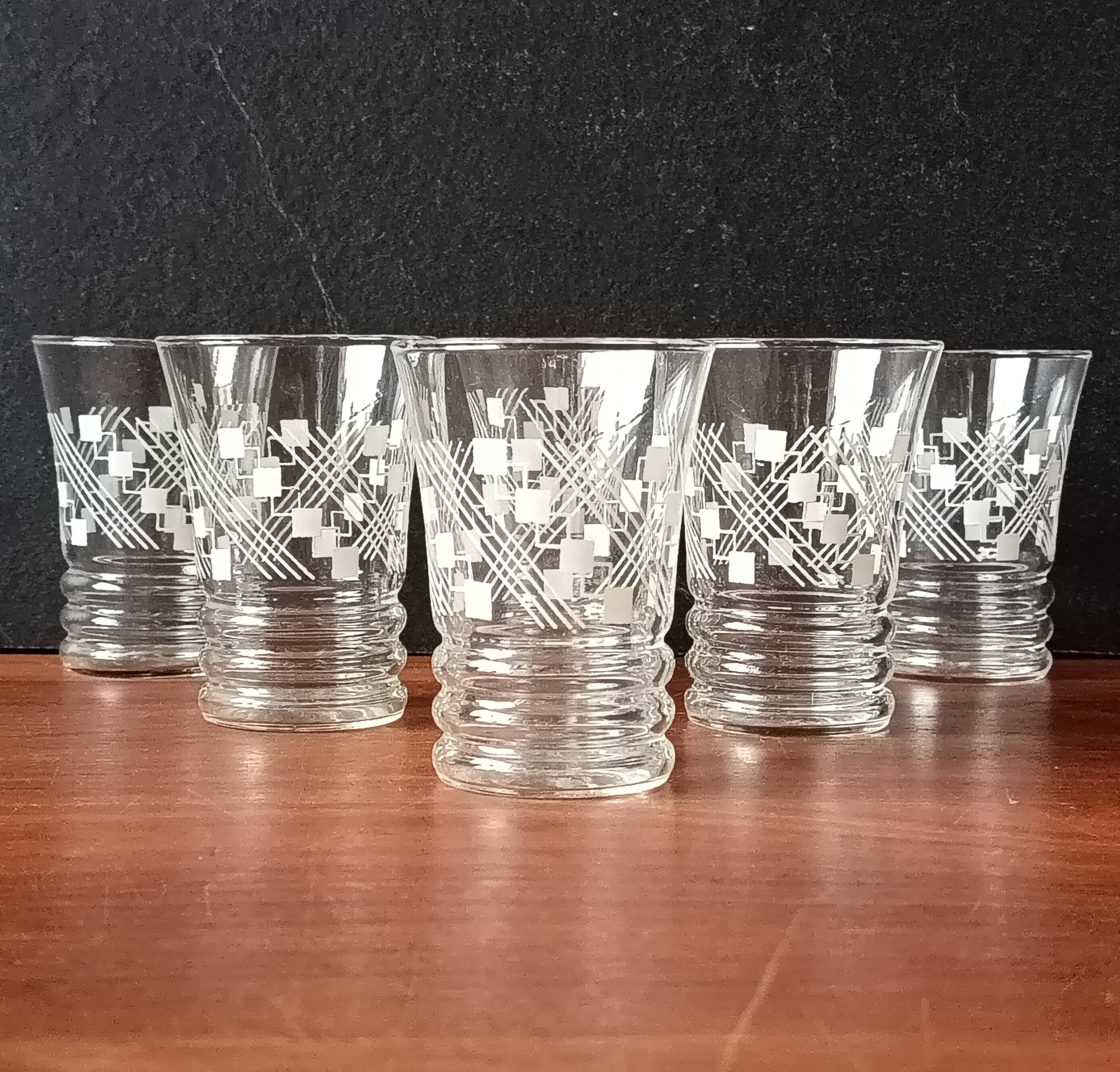 6 glasses 11 cl with vintage 1950 geometric patterns in white, France.