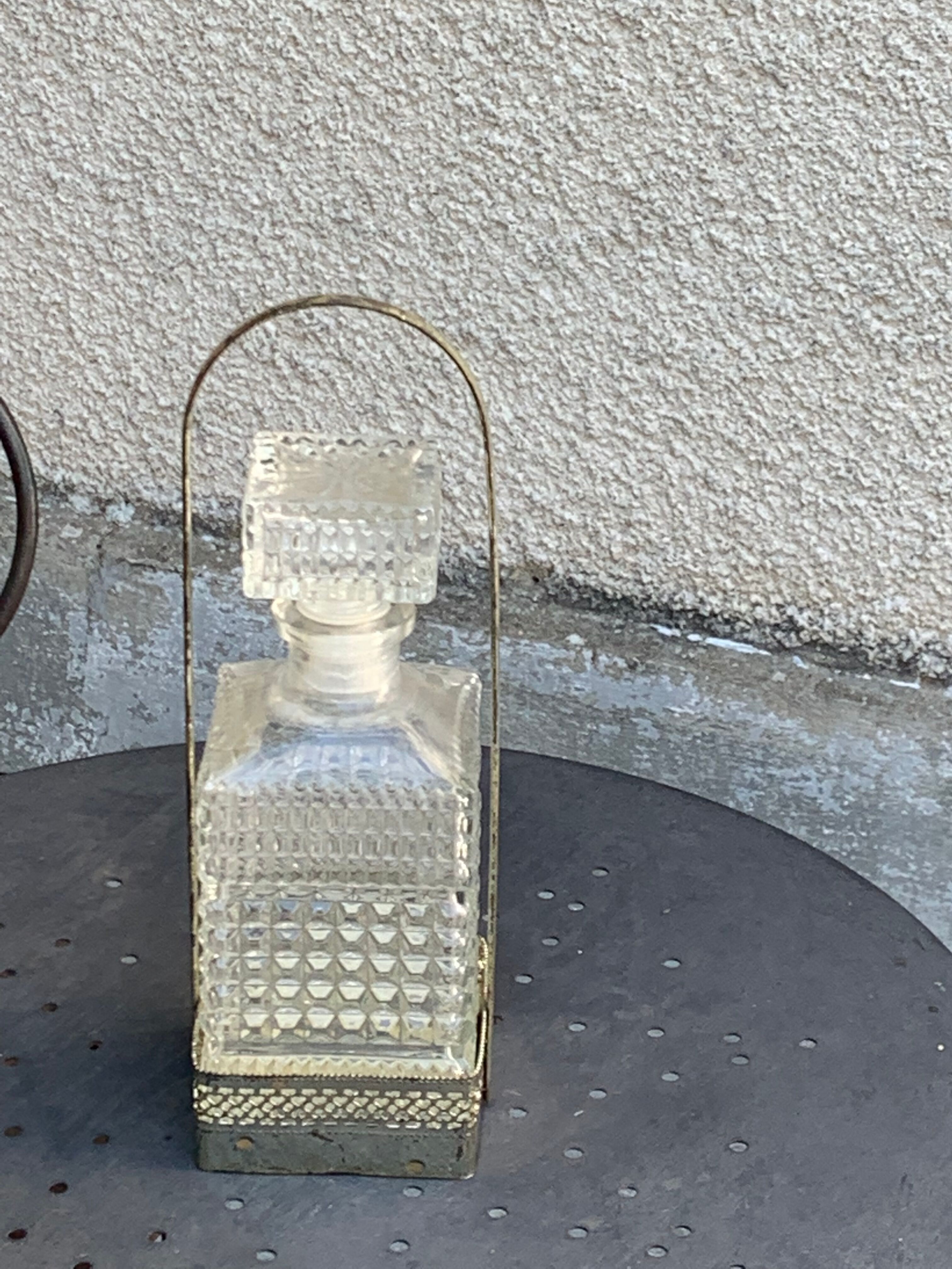 Carafe à whisky en verre et son serviteur en métal de couleur argent vintage